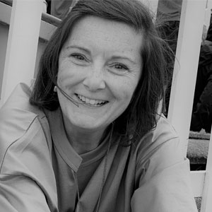 A headshot of Elaine Devine.